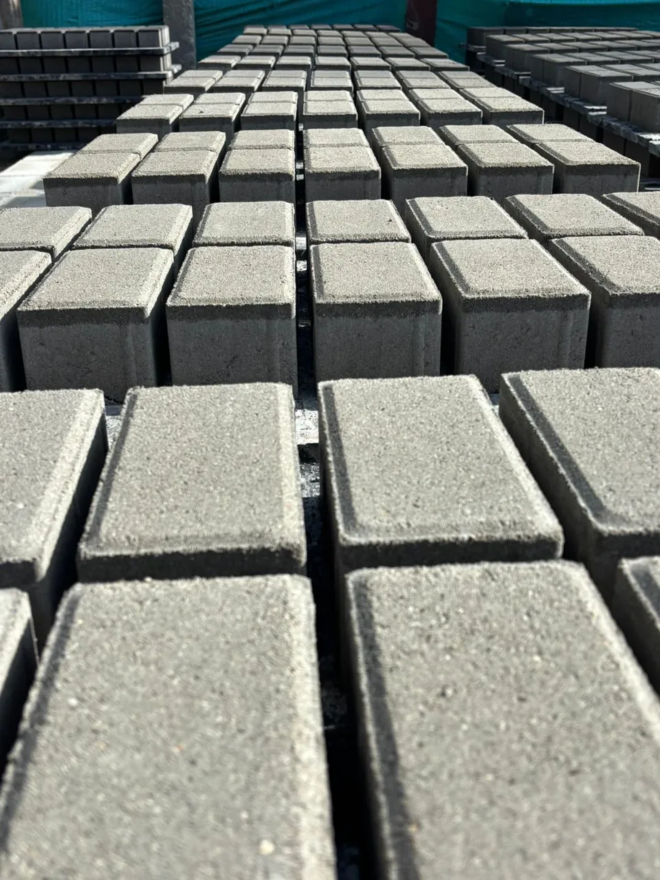 Piezas de adoquín en concreto para comparar.