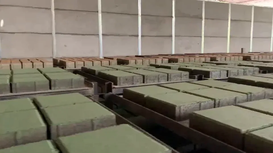 Piezas de concreto dispuestas sobre bandejas.