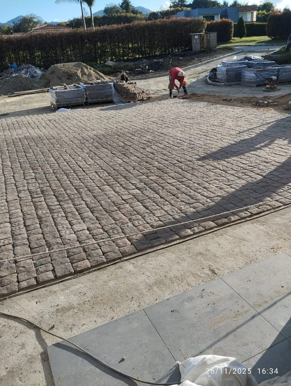 Instalación de adoquín en proceso.