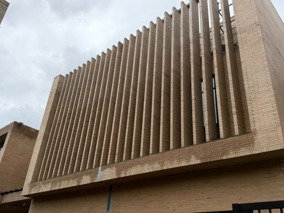 Celosía en ladrillo · textura y luz en una obra real.
