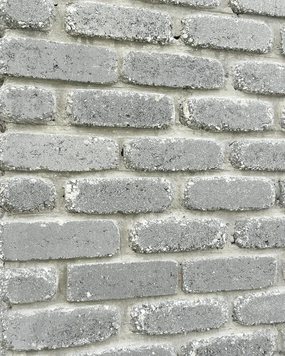 Detalle de las piezas y la junta en un muro real.