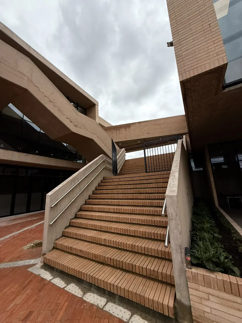 Escalera y acabados en ladrillo a la vista.
