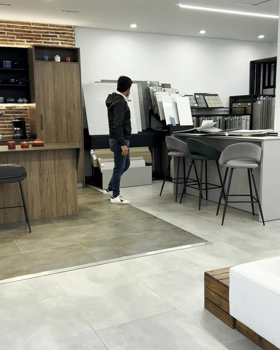 Sala de ventas y exhibición de materiales, fotografía aportada por el cliente