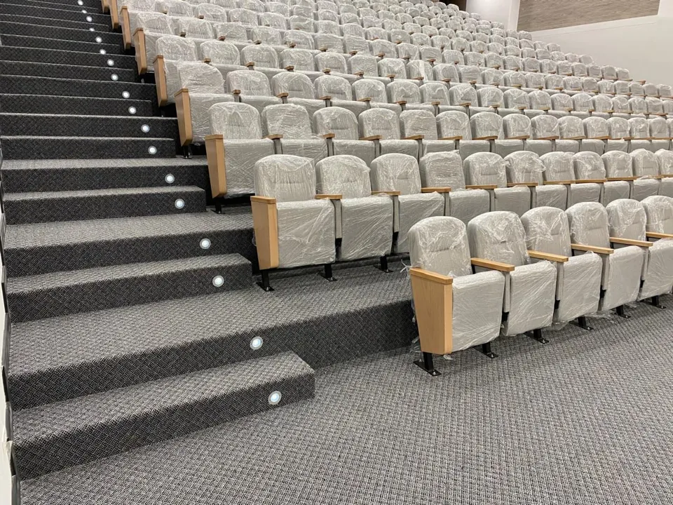 Auditorio identificado en la carpeta aportada como sede del SENA en el Bronx.